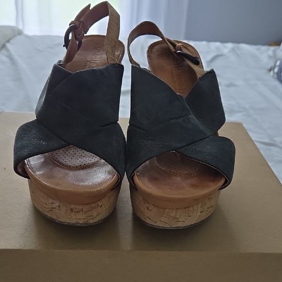 Gentle Souls Black and Tan Sandals - Picture 1 of 7